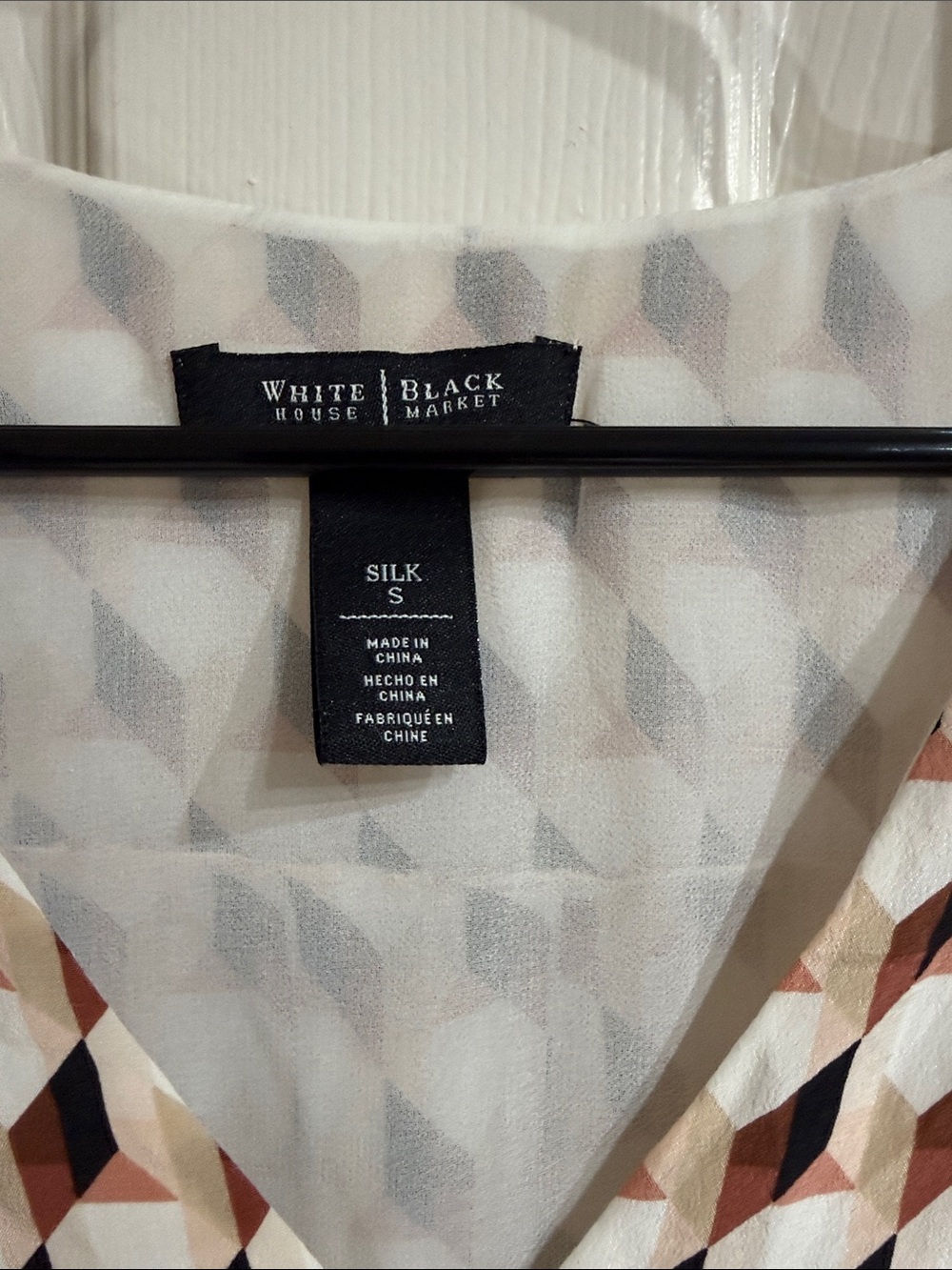 Silk White House Black Market Geometric V-Neck Sleeveless Top size small - Picture 2 of 6